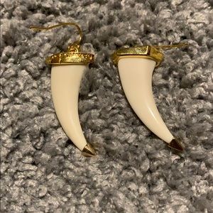 Vince Camuto “neutral territory” horn earring